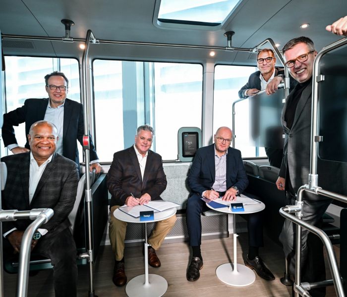 In Anwesenheit von Kevin Reid, Hinrich Woebcken, Dr. Holger Klein und Torsten Gollewski unterzeichnen Joe Moye von beep und Josef Waldbauer von ZF die strategische Partnerschaft. (Foto: ZF Friedrichshafen AG)