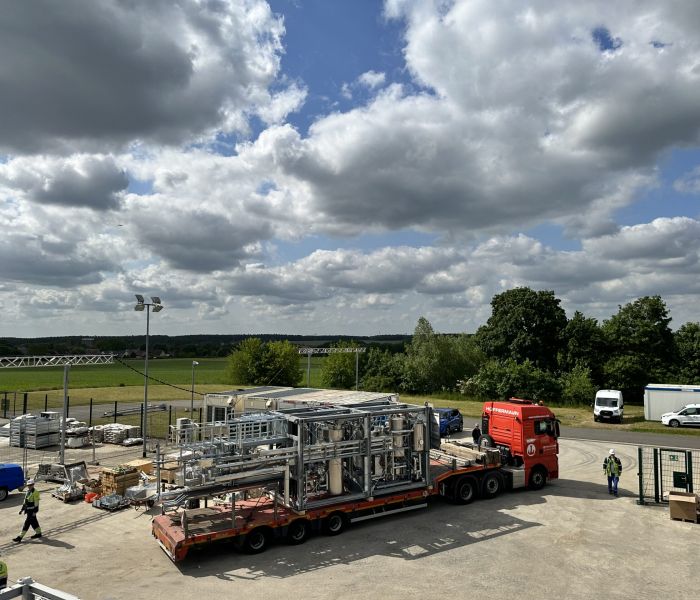 Logistikmeisterwerk: Ein Kran hievt die Fracht vom Sattelschlepper an den Standort auf dem Kavernenplatz von EWE in Rüdersdorf (Foto: EWE. Nadine Auras)