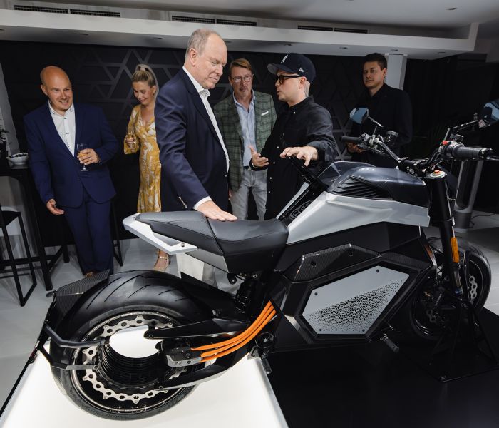 Fürst Albert II von Monaco von Verge-Team und Mika Häkkinen herzlich empfangen (Foto: Verge Motorcycles)