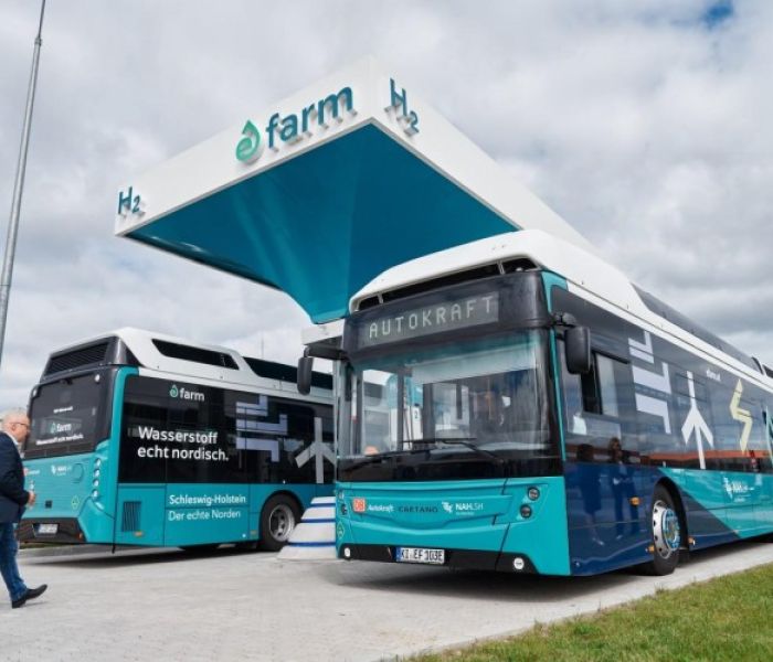 Zehn weitere Busse mit Brennstoffzellen werden ab Herbst im (Foto: LARS FRANZEN)