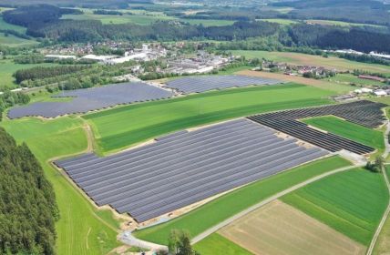 Erfolgreiche Fertigstellung des Solarparks Wunsiedel mit 37 (Foto: GOLDBECK SOLAR GmbH)